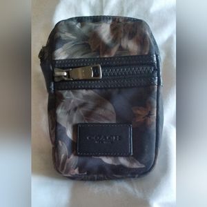 COACH  2 zipper hand case.